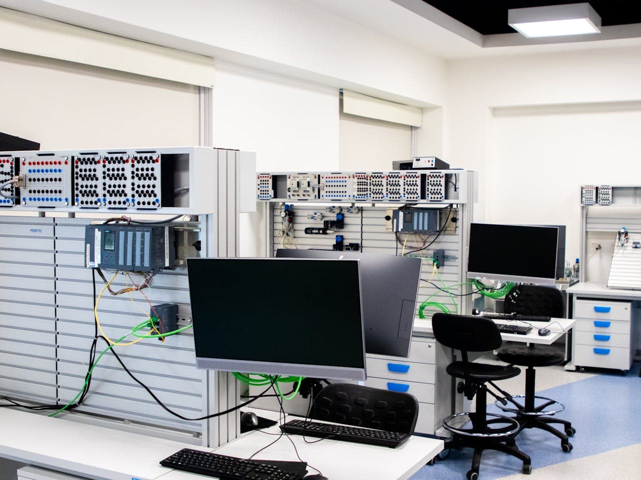 Laboratory with integrated computers